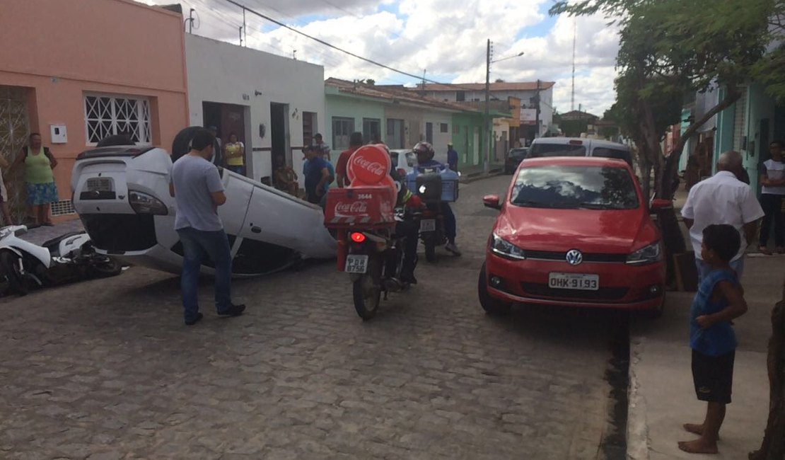 Condutora bate em pneu de carro parado em acostamento e capota veículo em Arapiraca
