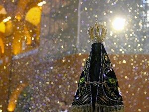 Católicos lotam missa no Dia da Padroeira em Aparecida, SP