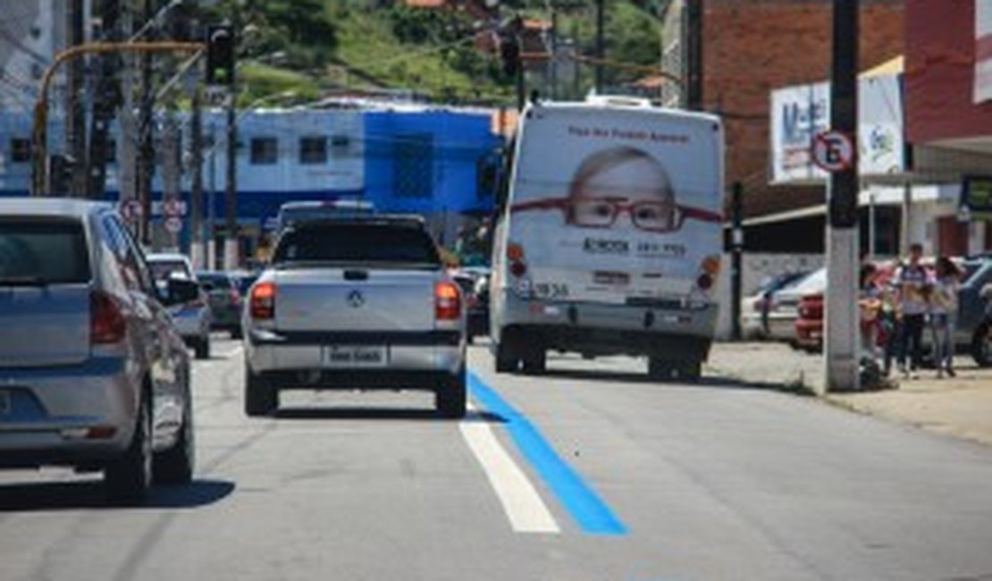 Faixa exclusiva do transporte coletivo recebe nova pintura em Maceió