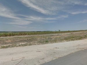 Carro cai em ribanceira após motorista tentar desviar de veículo na BR-101