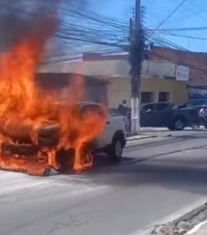 [Vídeo] Carro pega fogo na principal avenida do Feitosa, em Maceió