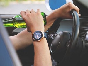 Motorista é preso por embriaguez após quase colidir contra viatura da PM