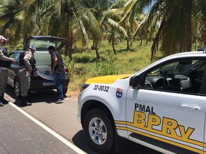 BPRv aborda três condutores inabilitados e três  motociclistas sem capacete na AL 101 Sul