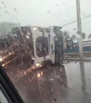 [Vídeo] Caminhão carregado de tijolos tomba em rodovia no bairro de Jacarecica
