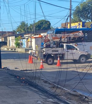 [Vídeo] Incêndio em fiação de poste assusta moradores no Clima Bom