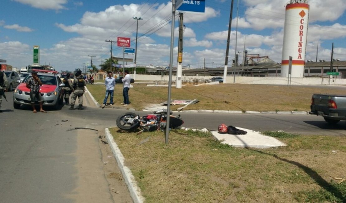 Motorista invade contramão e colide contra motociclista