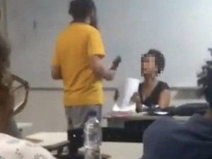 Aluno de federal se recusa a receber material das mãos de professora negra; assista