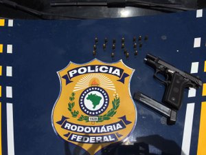 PRF apreende arma, recupera moto roubada e recolhe outras 36 com irregularidades