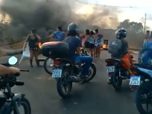 Manifestantes fecham Ecovia Norte em protesto contra falta d'água que dura 30 dias