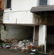 Casa abandonada serve de local para consumo de drogas e depósito de lixo