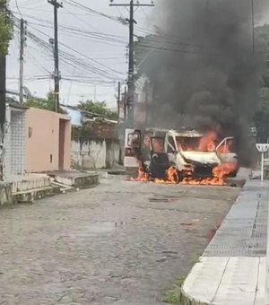 [Vídeo] Ambulância pega fogo e explode no Conjunto Salvador Lyra