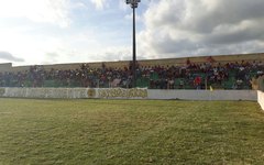 Bom público no estádio Arnon de Melo 