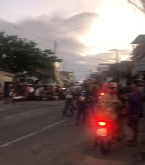 [VÍDEO] Moradores do Jacintinho protestam contra falta de água