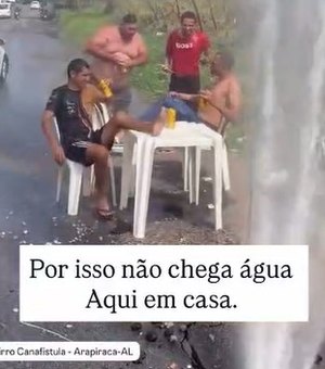 Moradores brincam com vazamento em meio à crise d’água em Arapiraca