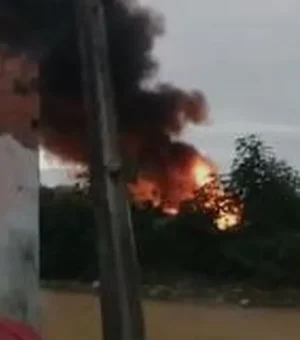Moradores do Planalto II denunciam queima frequente de pneus em terreno baldio de Arapiraca