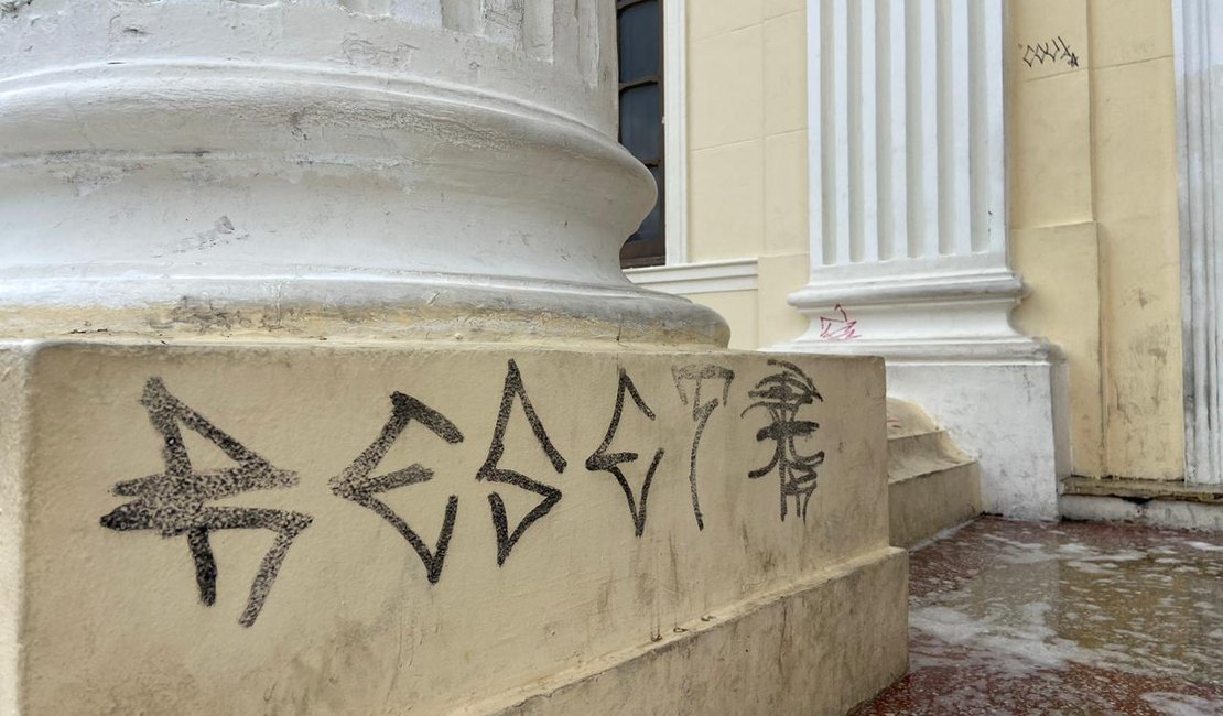 Jovens picham escadaria histórica da Associação Comercial e são flagrados por câmeras