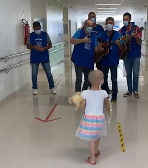 Vídeo: menina de 4 anos curada de câncer canta 'Let it Go' em hospital