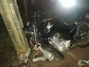 Motociclista perde controle do veículo e morre após colidir em  poste