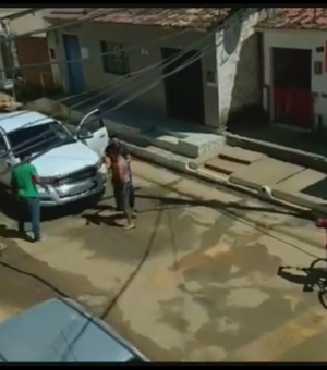[Vídeo] Morador briga com vice-prefeito e secretário em Roteiro