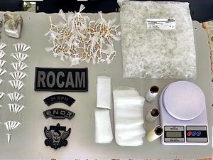 Mulher presa por tráfico em casa abandonada no Conjunto Valentim, em Arapiraca