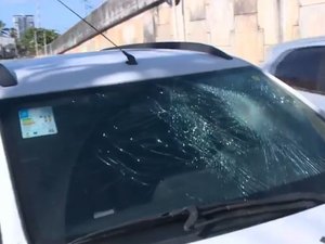 Motorista joga carro contra suspeitos para fugir de assalto em Jacarecica