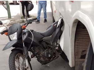 Motociclista colide contra ônibus no Trevo da Toca do Índio, em Penedo