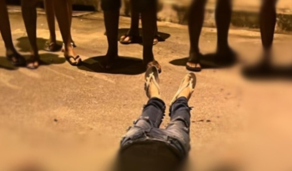 Homem é executado a tiros no meio rua no bairro Clima Bom, em Maceió