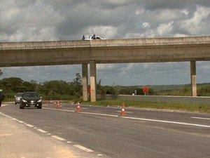 Perigo na estrada: assaltantes infernizam a vida de quem trafega pelo viaduto sentido Messias/ Murici