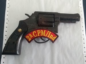 Suspeitos fogem e abandonam arma de fogo em Novo Lino