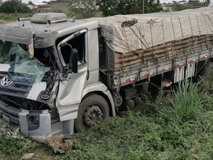 Colisão traseira entre caminhões é registrada ia de Arapiraca