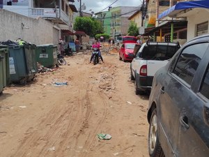 Chuva deixa avenida da Grota cheia de lama em Maragogi
