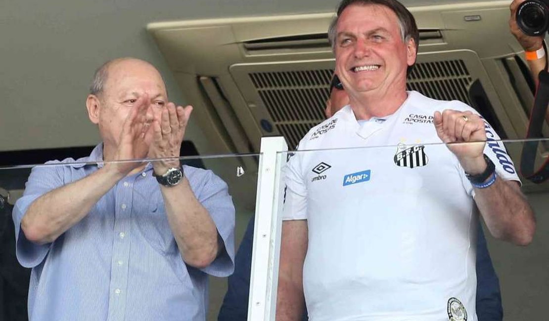 Bolsonaro veste a camisa do Santos em clássico contra o São Paulo