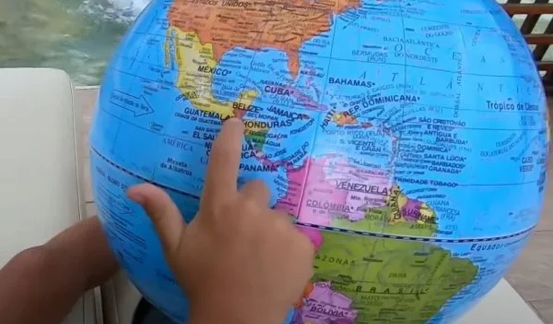 Gênio? Menino de 4 anos viraliza ao identificar países só pelos mapas