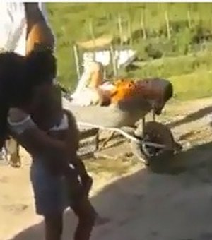Familiares transportam paciente em carro de mão em Porto Calvo