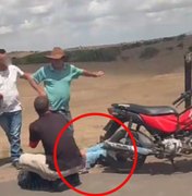 Vídeo mostra acidente entre moto e carro em estrada na divisa entre Taquarana e Arapiraca
