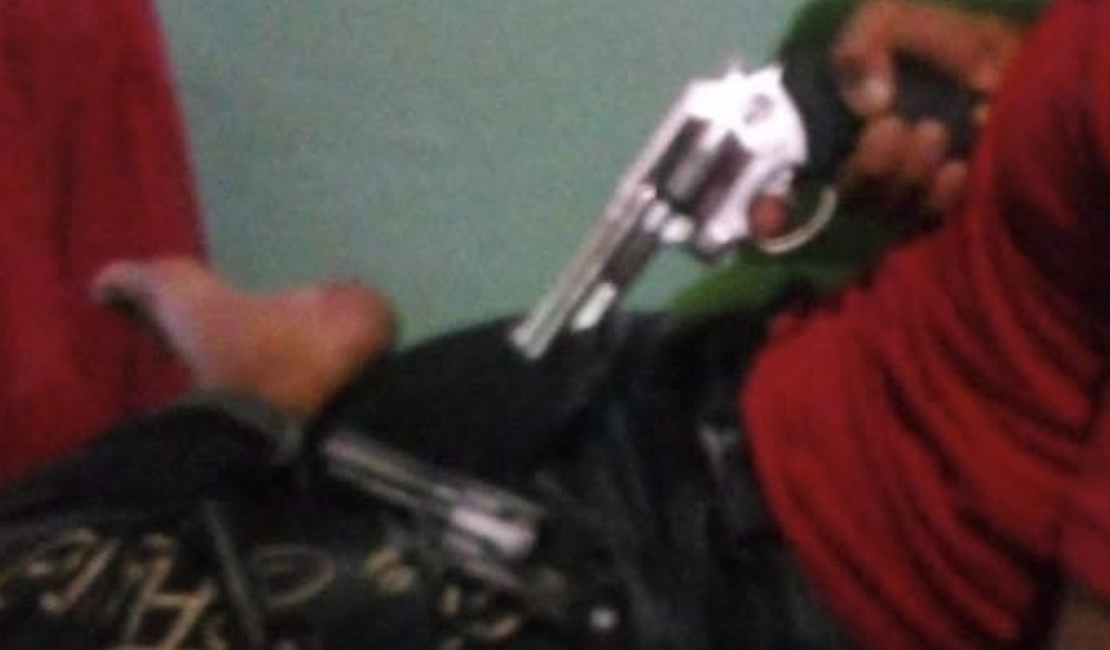 Homem é preso por violência doméstica após agredir e ameaçar companheira com arma de fogo