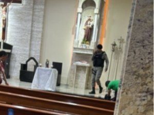 Vídeo flagra momento que homem esfaqueado invade igreja e interrompe missa