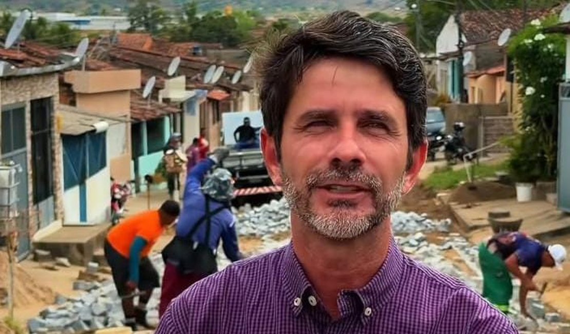 Prefeito Júnior Menezes cumpre mais um compromisso de campanha: calçamento e pavimentação do bairro Roberto Correa de Araújo