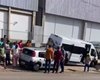 Van de transporte intermunicipal tenta ultrapassar carro e acaba batendo em poste em Arapiraca
