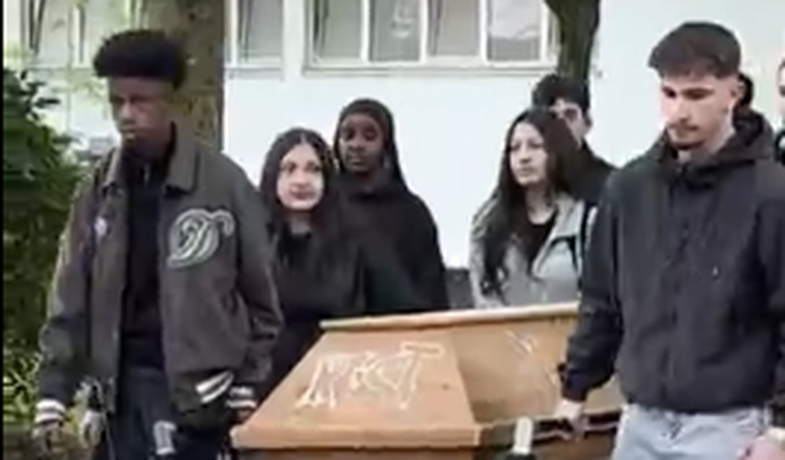 Estudantes alemães sepultam esqueleto usado em aulas após descobrirem que era de um humano