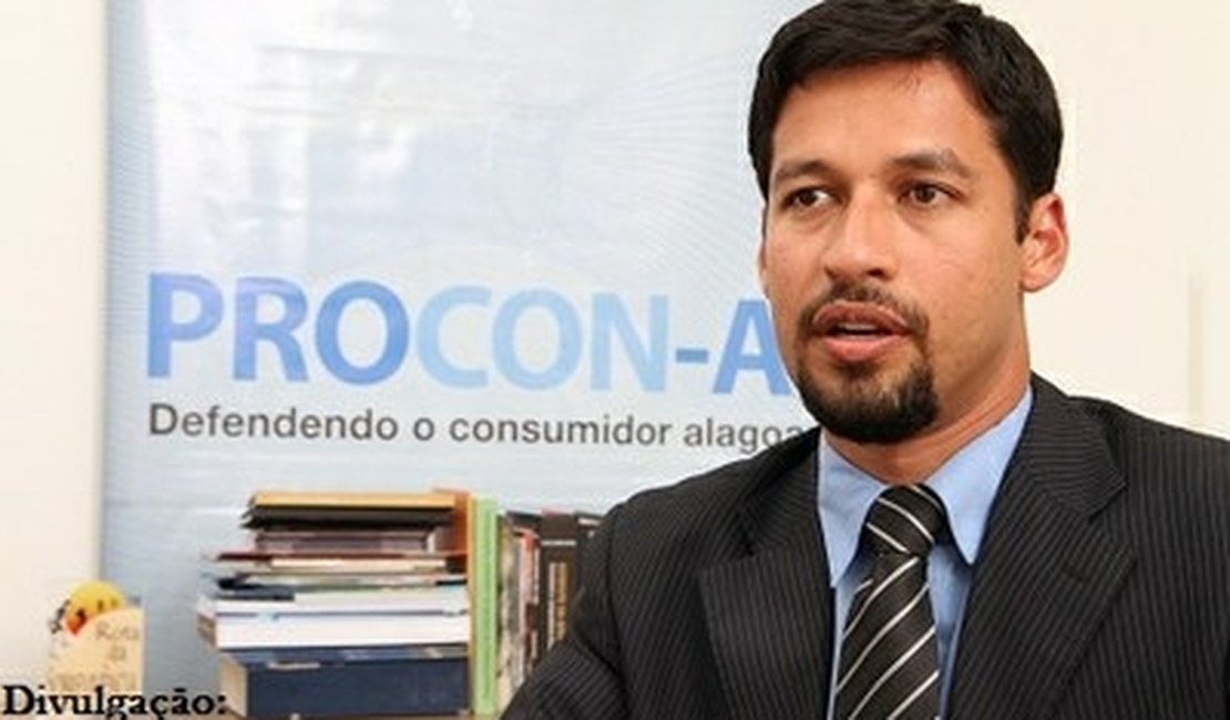 Rodrigo Cunha faz ação para coletar assinaturas contra a corrupção