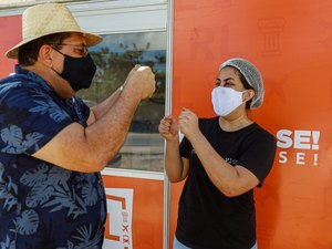 Drive-Thru de vacinação segue imunizando idosos no feriado da Semana Santa