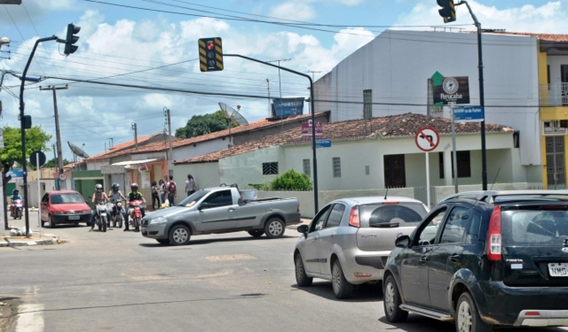 Prefeitura de Arapiraca instala semáforo no bairro Cavaco