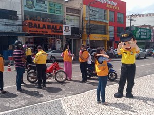 Smtt realiza ação educativa sobre o Maio Amarelo, no Centro de Arapiraca