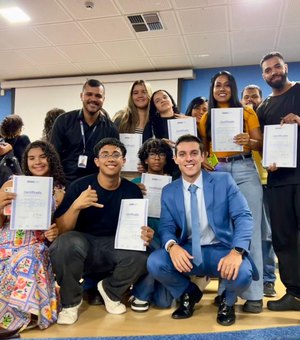 Caio Bebeto celebra qualificação de 360 jovens pelo Programa Emprega Jovem em Maceió