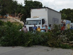 Índios bloqueiam BR-101, em Joaquim Gomes