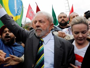 Lula só deve se entregar amanhã, após missa em homenagem à dona Marisa