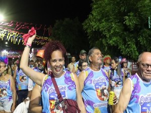 Multidão segue e brinca com o Carcará na Folia, bloco da PM que abriu o Carnaval em Santana do Ipanema