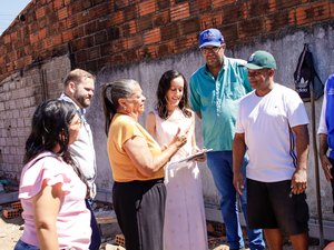 Prefeita Tia Júlia visita obra de reconstrução de casa destruída por incêndio e emociona morador