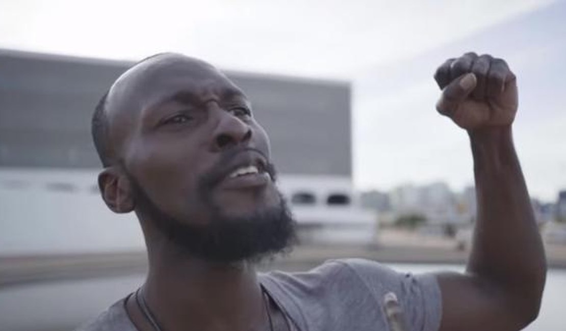 Nigeriano que cantou hino em vídeo do governo diz que foi enganado